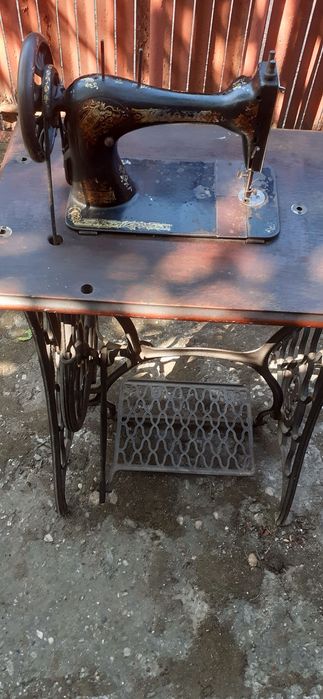 Masina de cusut Singer - veche.