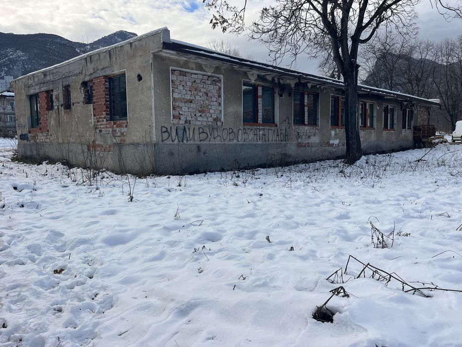 Самостоятелна сграда с 4 апартамента и 7 еденични съай