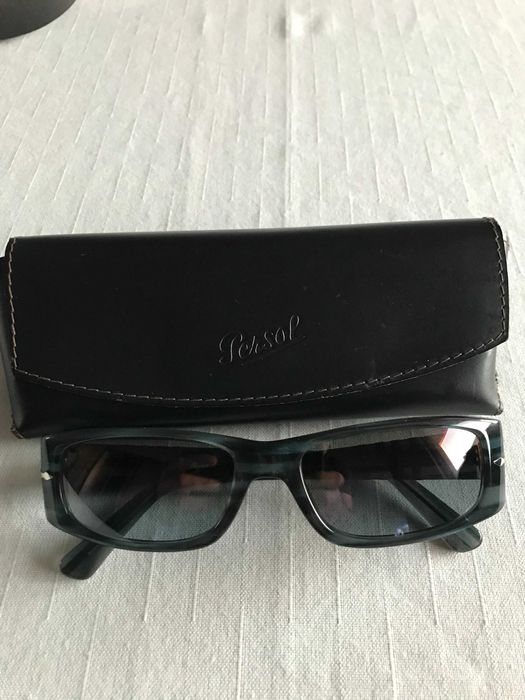 Продава слънчеви очила Persol