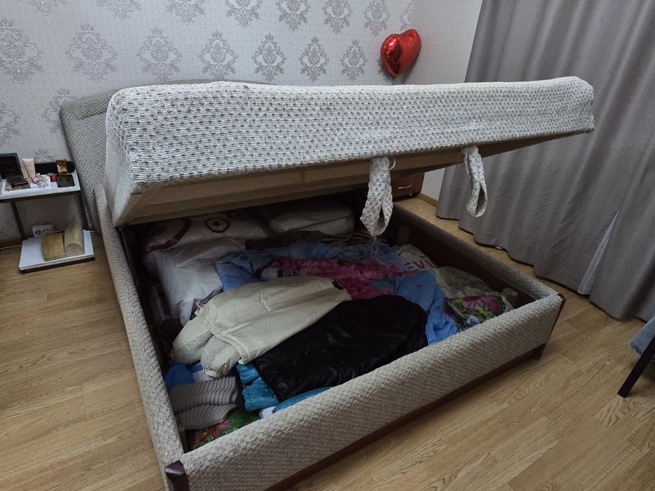 Двуспальная кровать