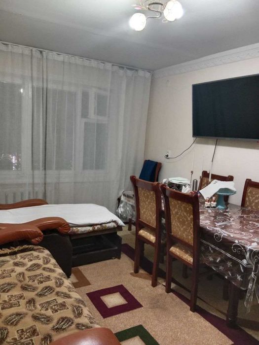 Продаётся  однокомнатная квартира, в центре Янгиюля  рядом с ГАИ