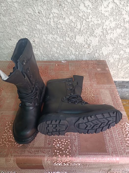 Vând bocanci din piele