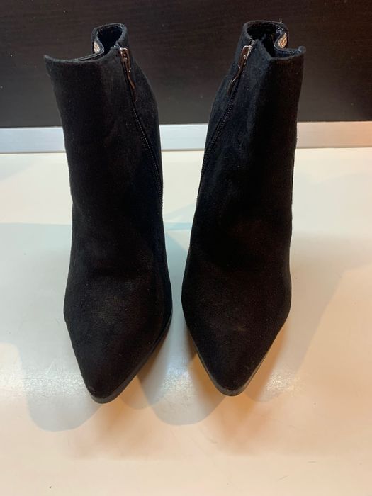 Боти с акцент камъни