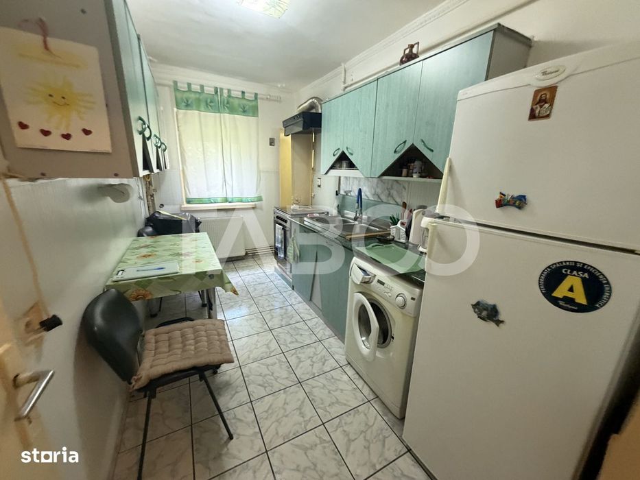 Apartament decomandat 2 camere parter boxa la subsol zona 1 Decembrie