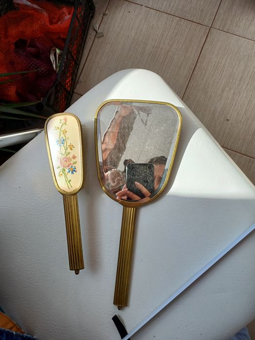 Set vintage perie si oglinda stare perfecta noi