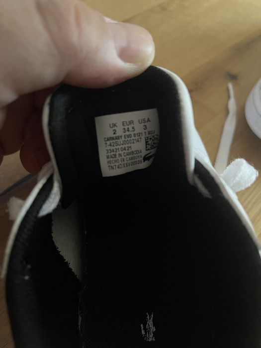 Продавам детски кожени обувки Lacoste