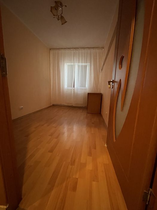 Inchiriez apartament 3 camere