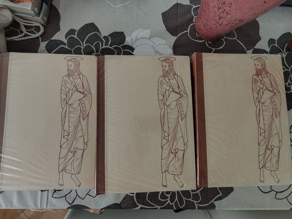 La Sacra Bibbia – set 3 volume în limba italiană ediție din 1959 + suport din lemn