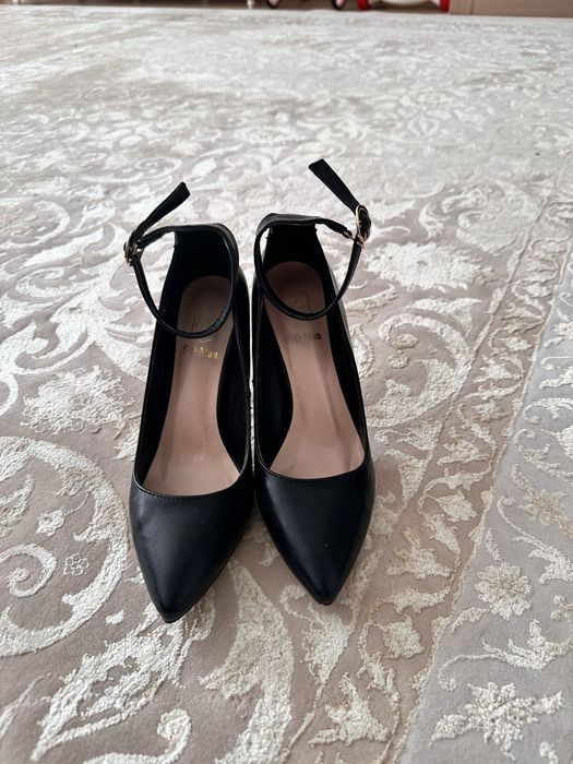 Продаи черные туфли