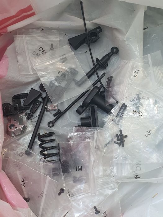 Macheta Dacia 1300, mai multe reviste plus piese separate (vezi imagin