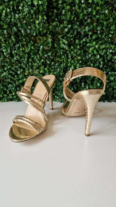 Елегантни златисти сандали на ток Donna Italiana / Bata – с ефектни каишки