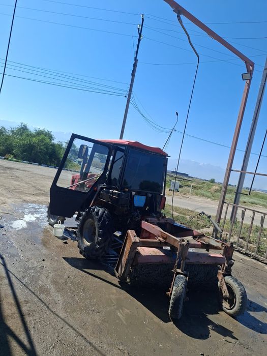 Трактор щеткой. Мтз