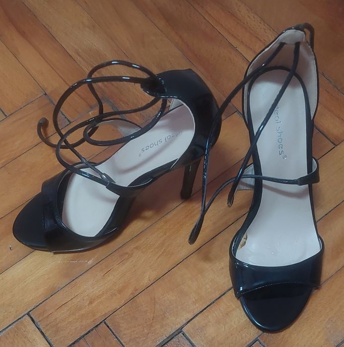 Лачени черни сандали