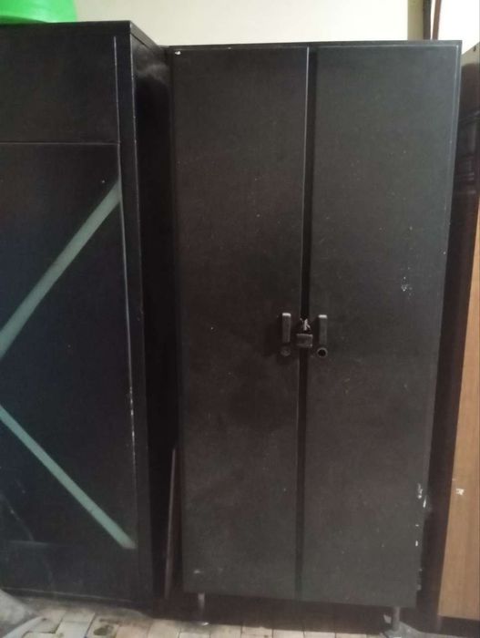 Срочно темир шкаф (металлический)сотилади 2та