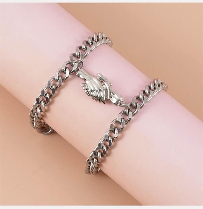 Kuyov muntazam ravishda qaynonasini tahlil qiladi (subtitrlar)