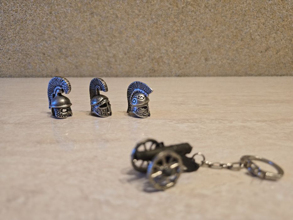 Set decorativ: Coifuri Grecești din Metal + breloc Tun