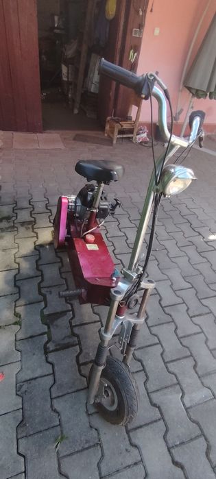 Vand trotineta cu motor pe benzina.