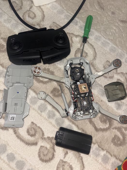 Продаю dji mavic mini. После падение сломались ножки и шлейф от камеры