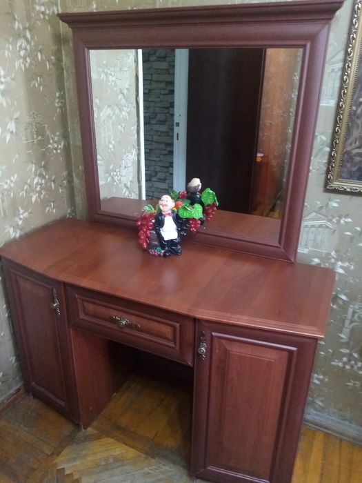 Камод с зеркалом