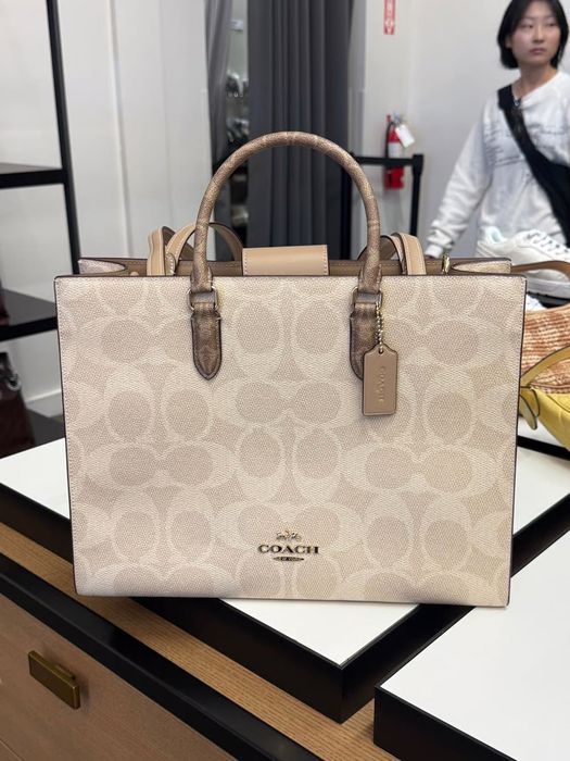 Чанта COACH Maggie Tote Bag In Blocked Signature Canvas Gold/Sand/Tan