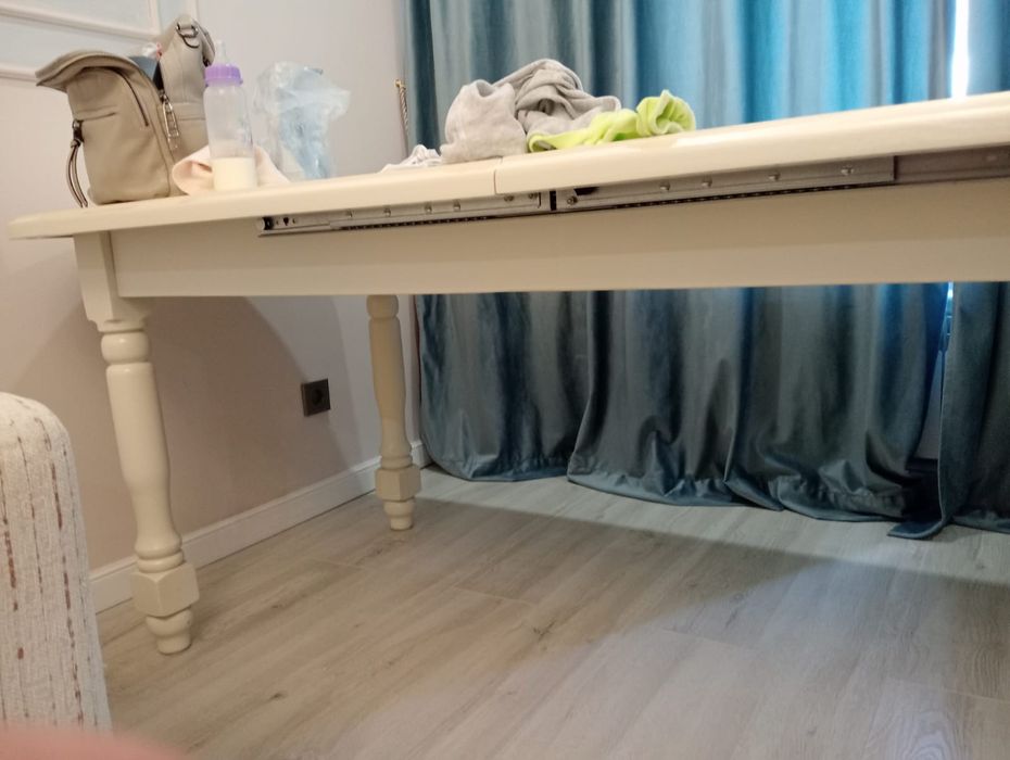 Стол без стульев