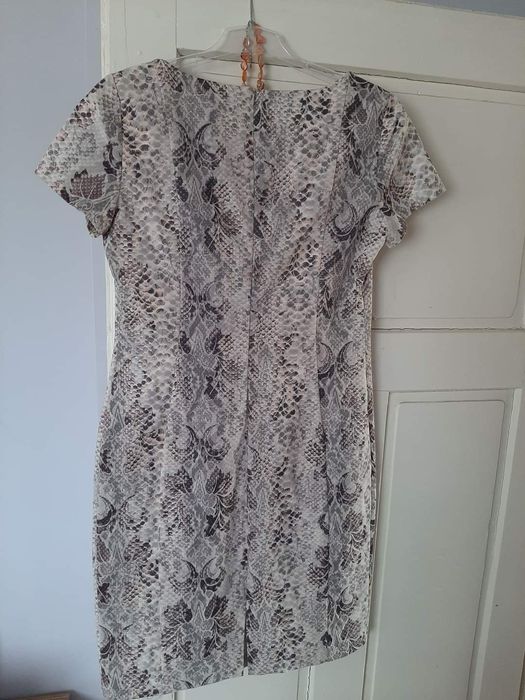 Нова дамска рокля MISS LILIUM
Размер 42 и подарък колие.
Цена 25€