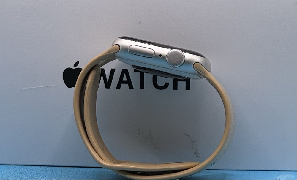 Apple Watch SE 2nd Gen, 40 мм, Starlight Aluminium Case