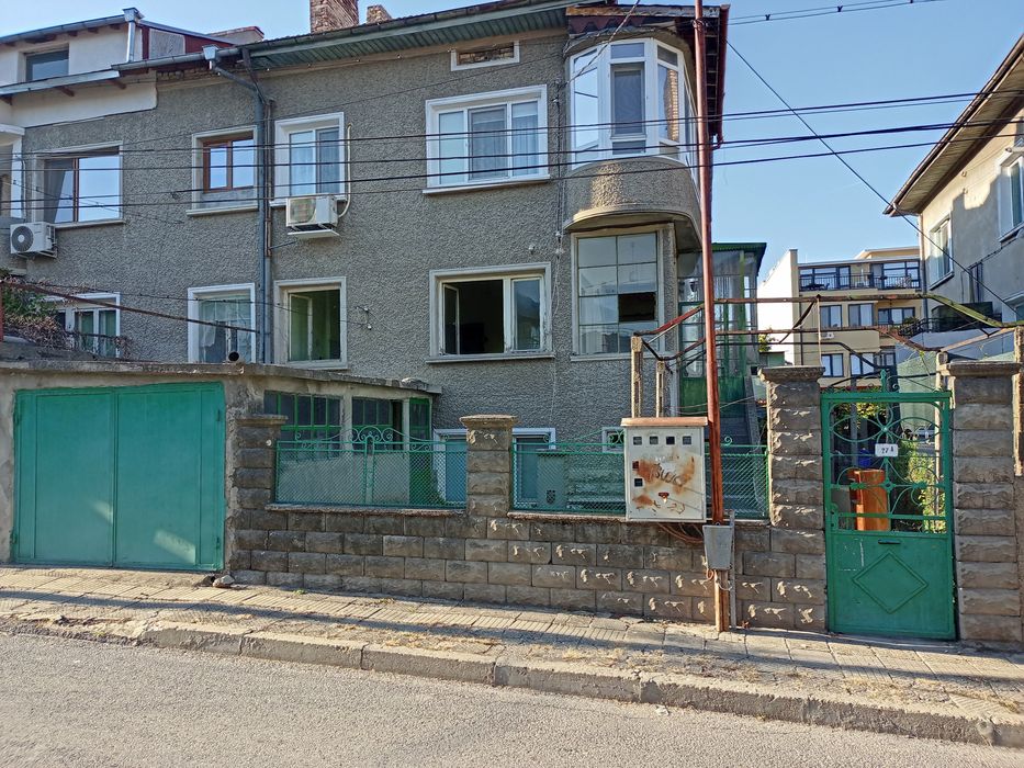 Продавам етаж от къща до басейна с гараж  136000 €.