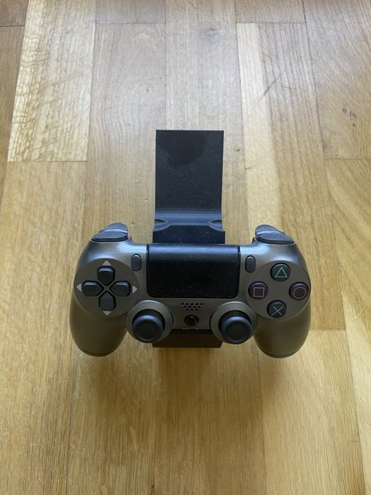 Ps4 slim 1 TB.