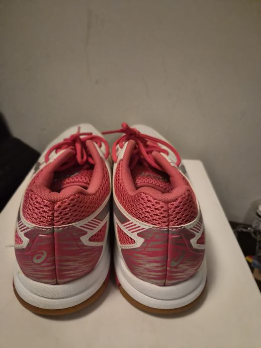 Продавам дамски  обувки за волейбол Asics