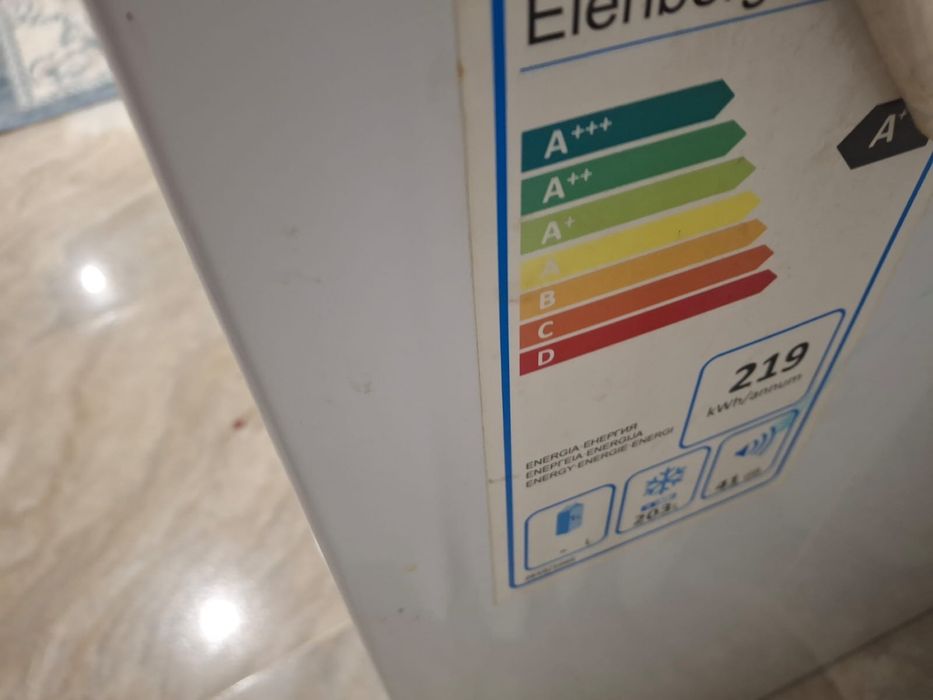 Прадаеться морозильник