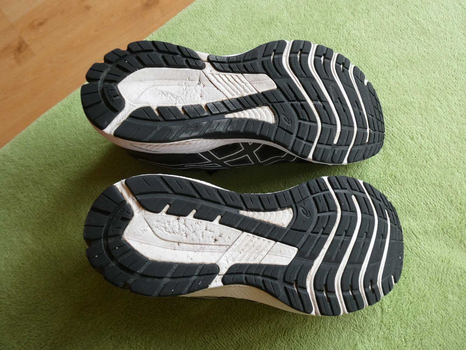 продавам дамски маратонки asics gel 1000 flyfoam,номер 38 в черно и бяло