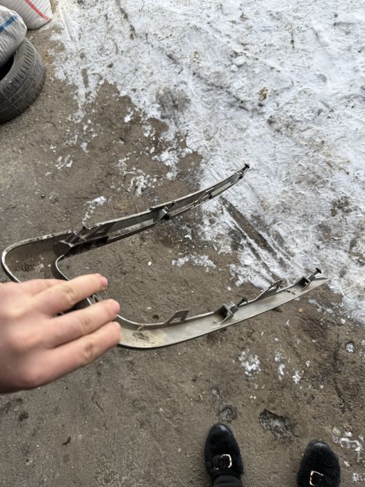 Передний молдинг на гранту FL