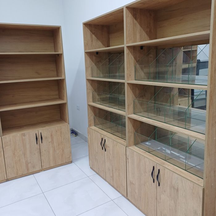 Mebel sotiladi, do'kon yoki apteka uchun mo'ljallangan.