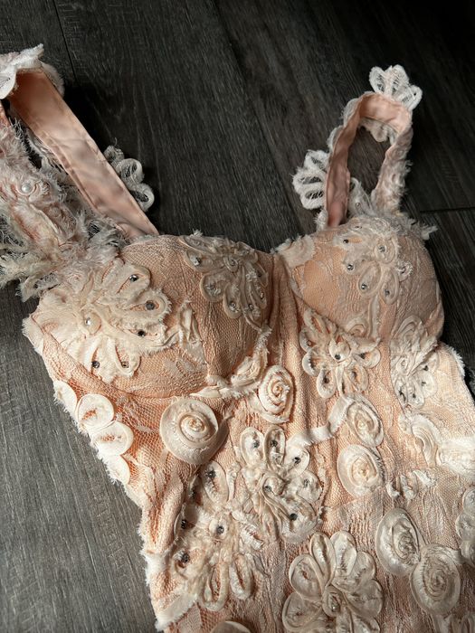 Rochie de ocazie roz somon cu aplicatii de pietre swarovski si perle