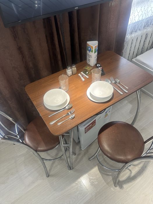 Стол и два стула