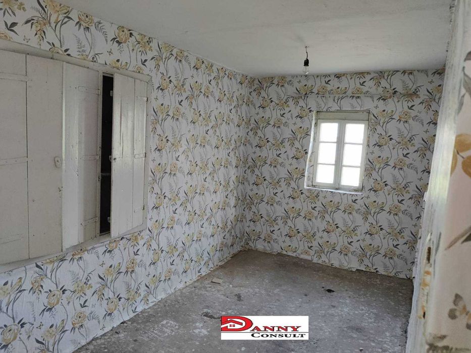 Едноетажна къща с двор и кладенец в с. Овча Могила