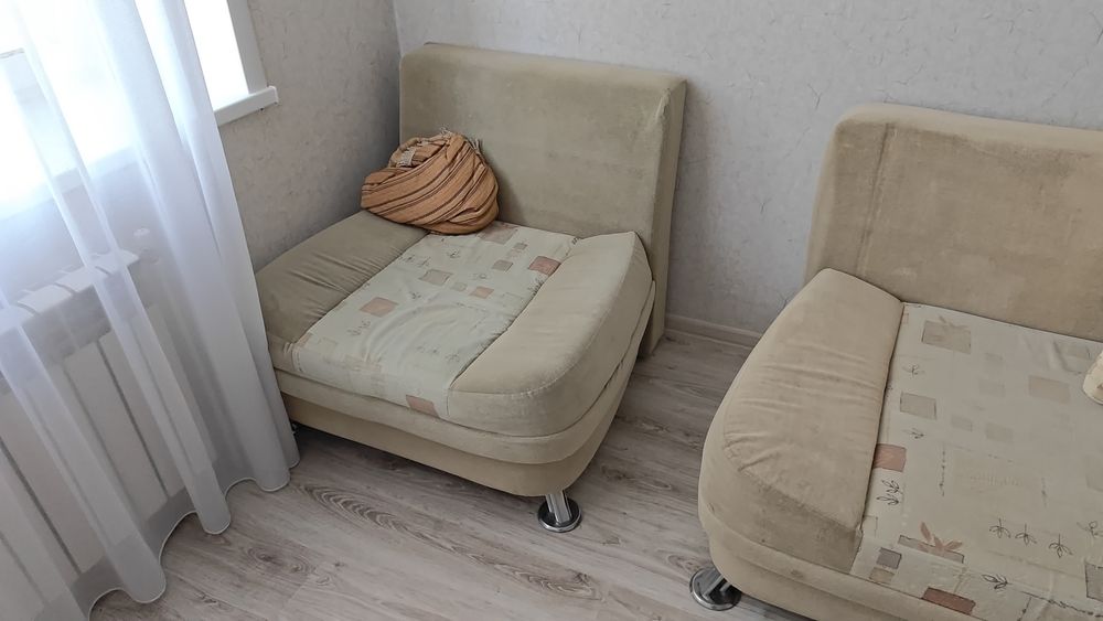 Продам диван с коеслами