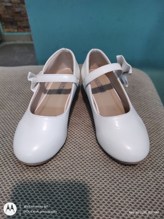 Продавам бели обувки за момиченце