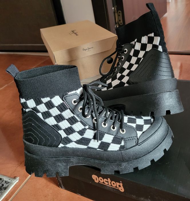 Vând botine material textil