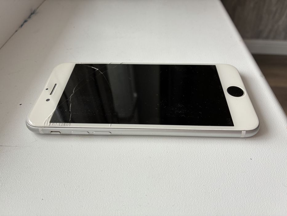 Iphone SE 128ГБ 1 gen 2020