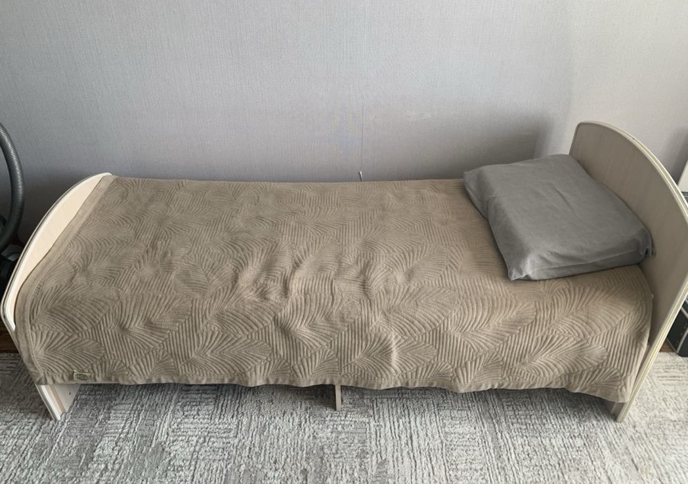 Продается шкаф,комод, кровать