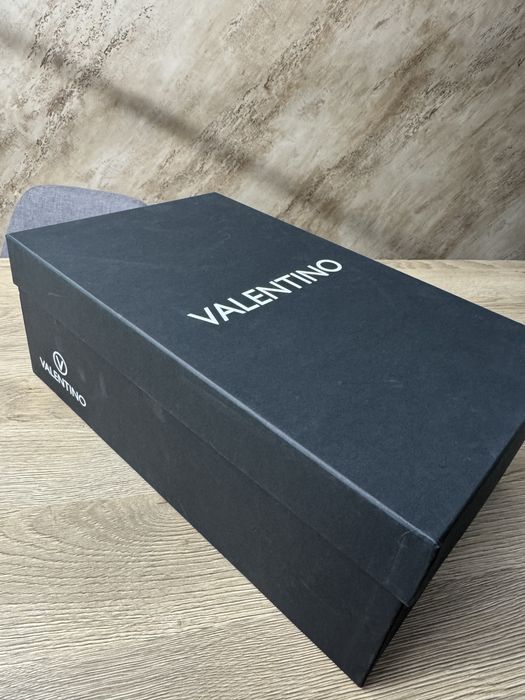 Чистонови обувки Valentino