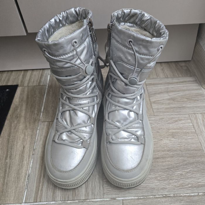 Продаю Reebok демисезон по 2000тг