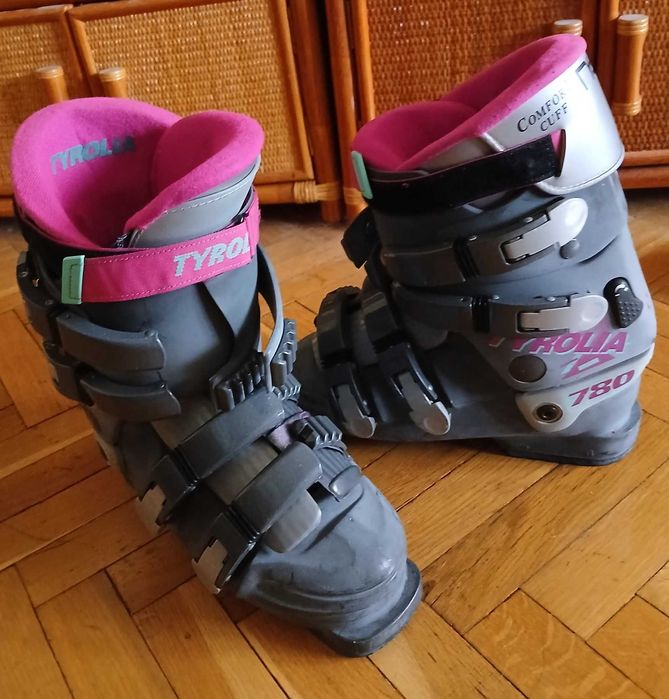 Продавам запазени малко използвани дамски ски обувки