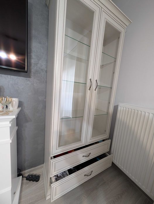 Vitrină mare Mobexpert gama Charme – 2 uși cu sticlă si 2 sertare