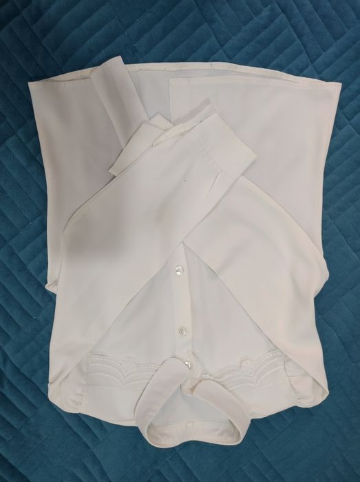 Продам школьные белые блузки
