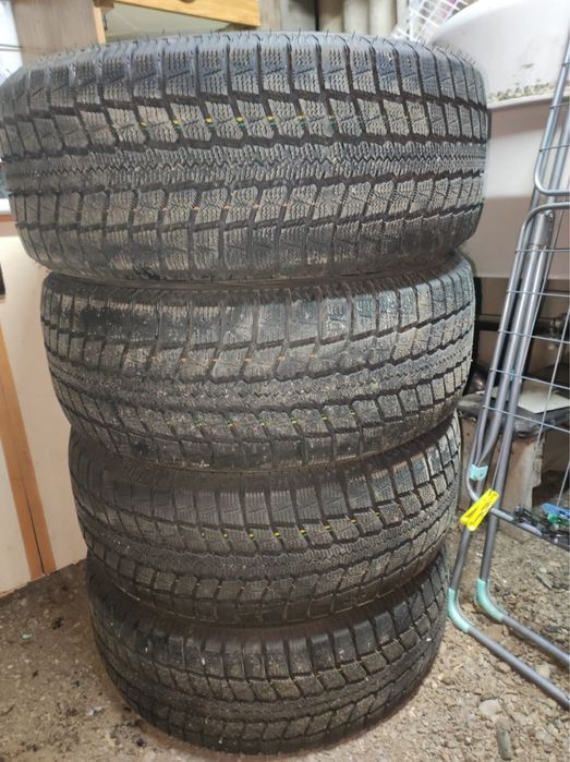 Продам зимнию резину,липучка.