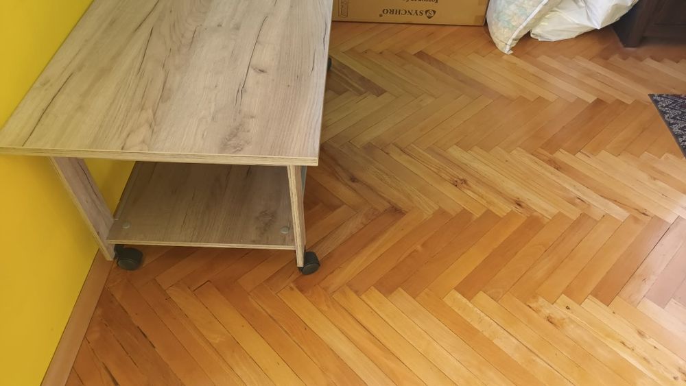 Холна маса с колеца