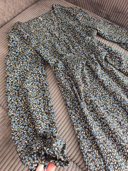 Роклята е дълга размер м